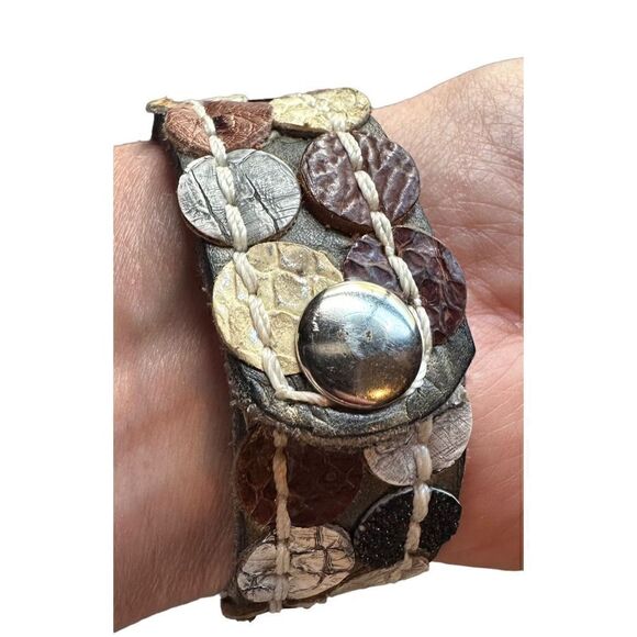 Leather cuff with silver concho snap closure - Picture 8 of 8
